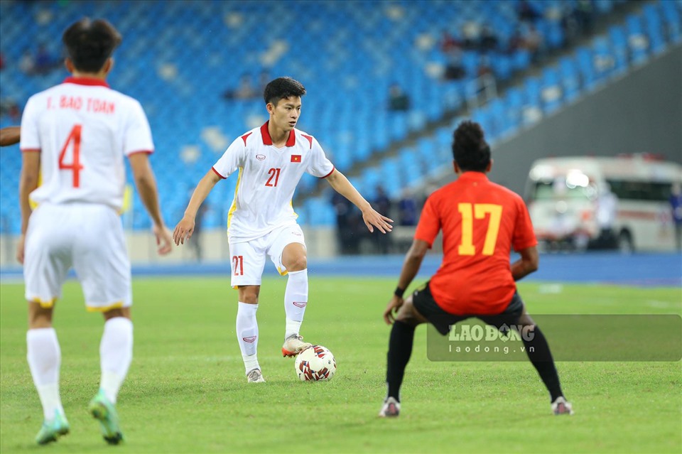 U23 Việt Nam kiểm soát thế trận trước U23 Timor Leste (áo đỏ). Ảnh: T.V