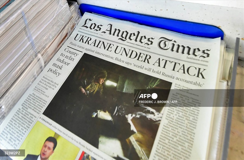 Trang nhất tờ Los Angeles Times đưa tin về tình hình Ukraina. Ảnh: AFP