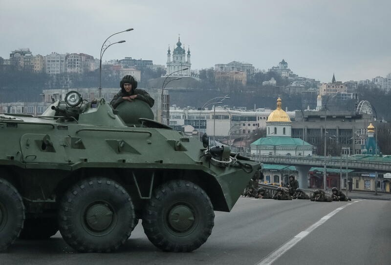 Xe tăng Nga tiếp cận Kiev. Ảnh: Reuters