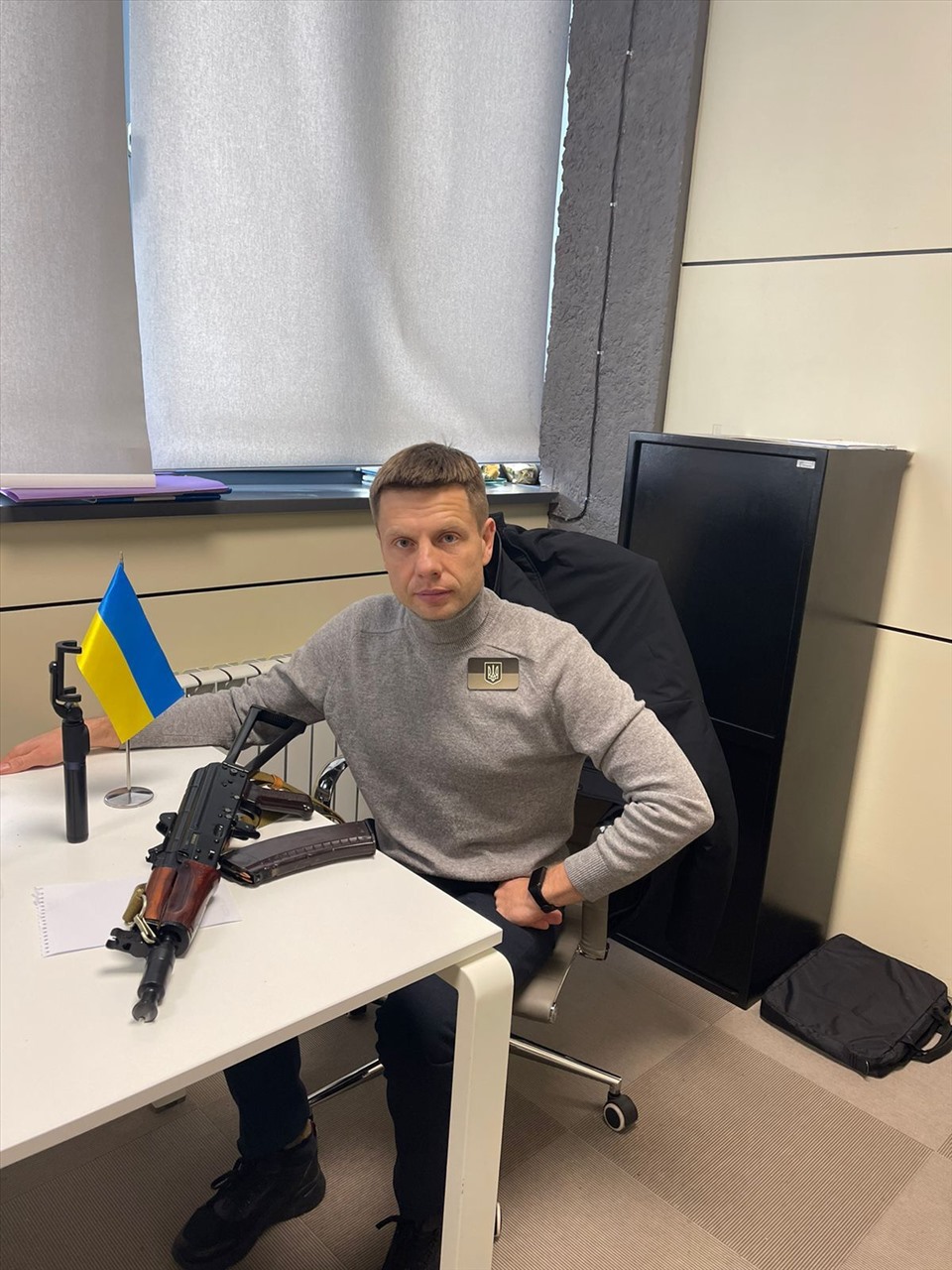 Goncharenko với khẩu súng trường do chính quyền Ukraina cấp. Ảnh: CNN/Oleksiy Goncharenko