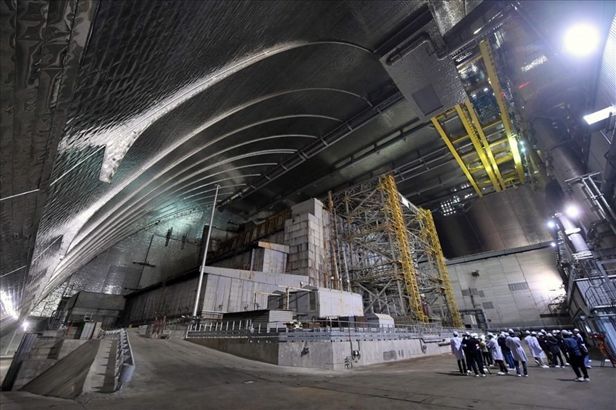 Cấu trúc bê tông được gọi là Shelter niêm phong phần còn lại của lò phản ứng số 4 máy điện hạt nhân Chernobyl. Ảnh: AFP