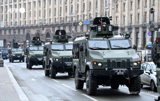 Xe quân sự trên đường phố Ukraina. Ảnh: AFP