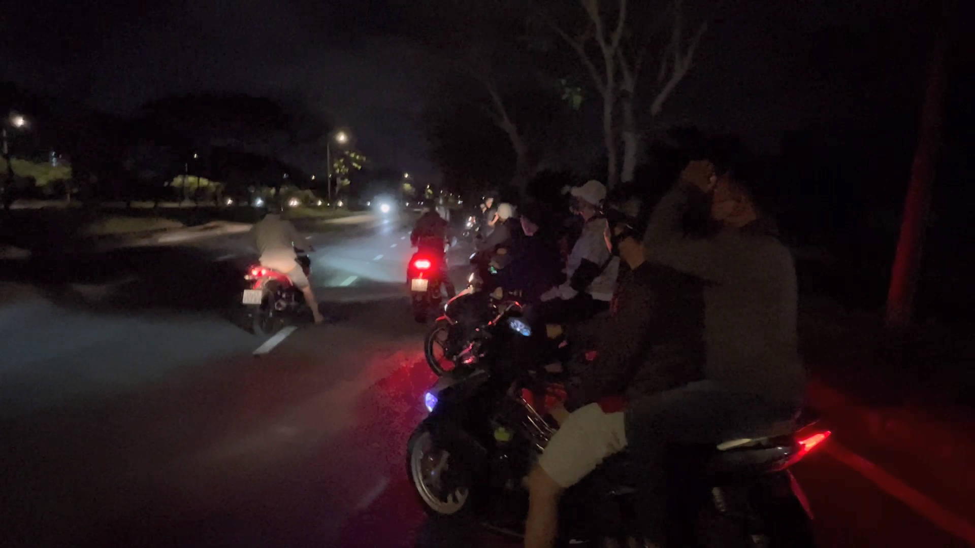 Tình huống giả định nhóm thanh niên tụ tập chạy xe gây mất trật tự trên đại lộ Nguyễn Văn Linh.
