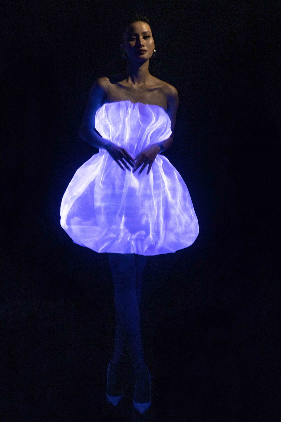 Đặc biệt, chẩt liệu để làm nên những chiếc váy ứng dụng nhựa sinh học (rau câu giòn) để tạo nên những mẫu váy áo có khả năng “phát sáng” trước ánh sáng UV như những sinh vật biển đêm, tạo nên vẻ lung linh, huyền ảo.