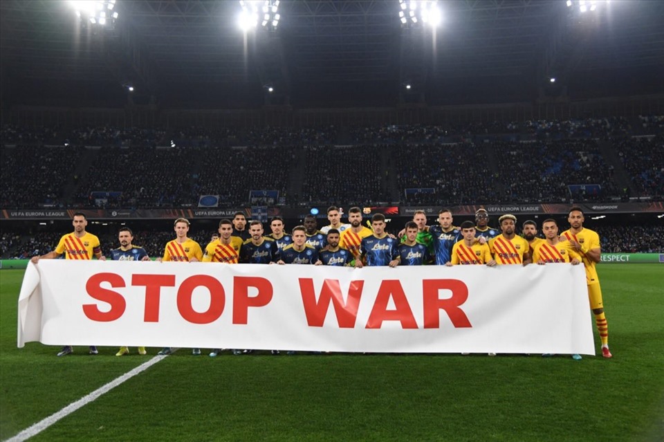 Biểu ngữ kêu gọi chấm dứt chiến tranh được sử dụng trước các trận đấu tại Cúp châu Âu. Ảnh: UEFA