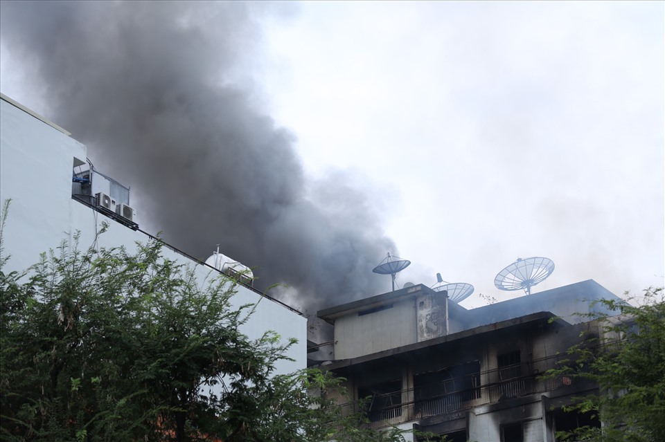 Khói lửa ngùn ngụt tại một tòa nhà nằm ở đường Nguyễn Trung Trực.