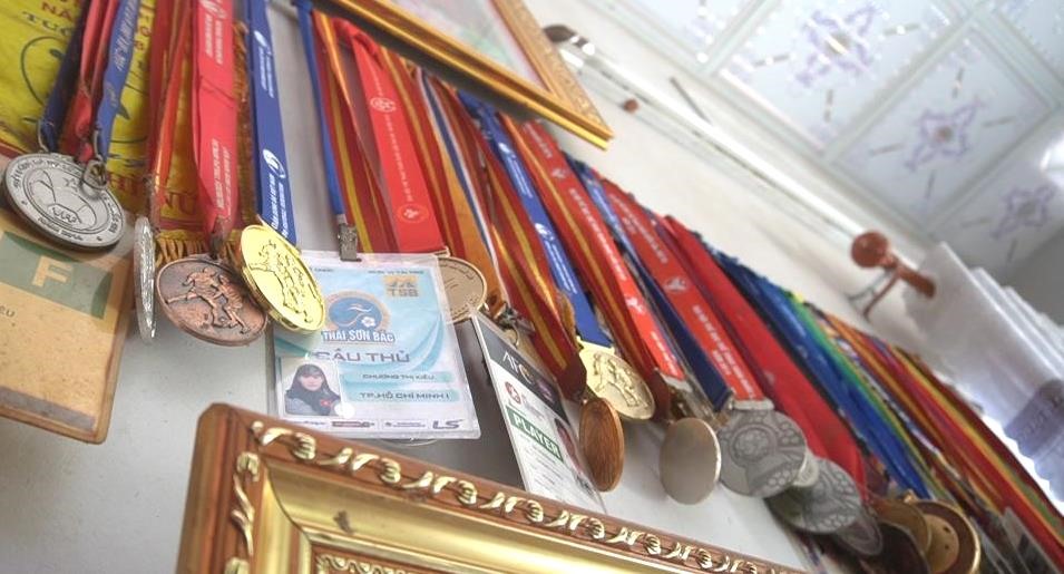 Bộ sưu tập những huy chương là thành tích đáng nể của Chương Thị Kiều. Ảnh: PV
