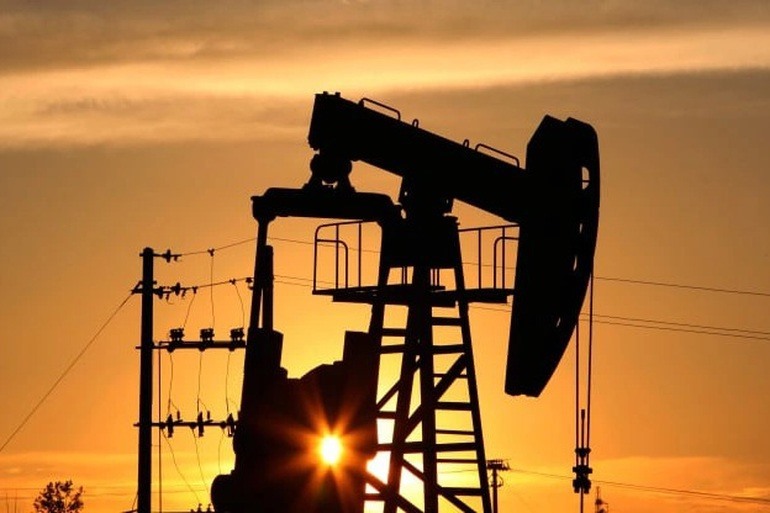 Giá dầu tăng vọt qua ngưỡng 100 USD/thùng, lần đầu kể từ năm 2014 sau tuyên bố tiến hành quân sự đặc biệt của Nga (Ảnh: Getty).