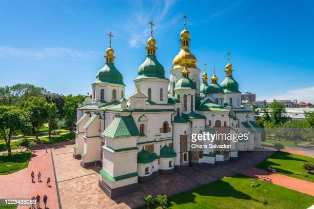 Một trong những nhà thờ nổi tiếng nhất tại Ukraina chính là Saint Sophia. Nhà thờ gần 1.000 tuổi sở hữu lối kiến trúc độc đáo nằm tại thủ đô Kiev của Ukraina. Nhà thờ Saint Sophia được xây dựng với hệ thống mái vòm đặc trưng và được làm bằng gỗ sồi. Với 5 gian giữa, 5 gian hậu cung.