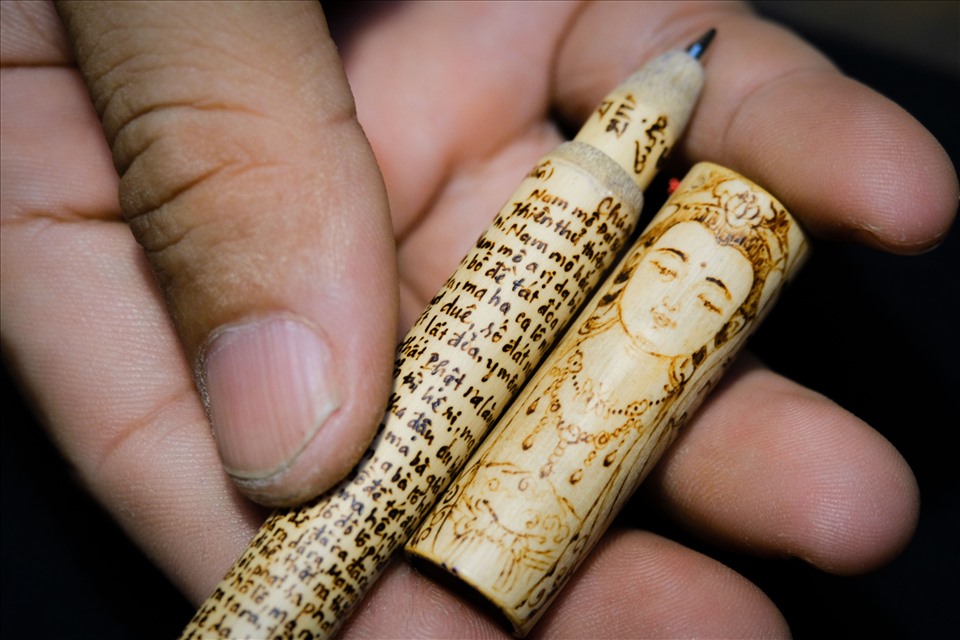 Chiếc bút bi tre được khắc đầy đủ bài kinh và hình ảnh Bồ Tát.