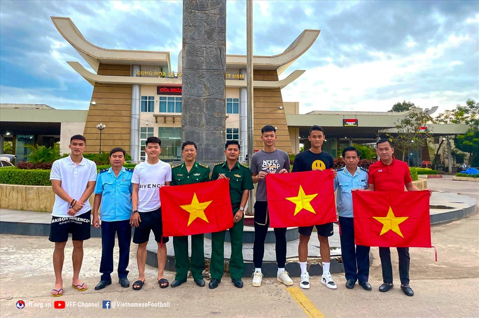 Kế hoạch chi viện lực lượng cho U23 Việt Nam diễn ra thuận lợi chính là nhờ có sự hỗ trợ nhiệt tình của các câu lạc bộ, các cơ quan hữu quan trong nước và các kiều bào ở Campuchia. Ảnh: VFF