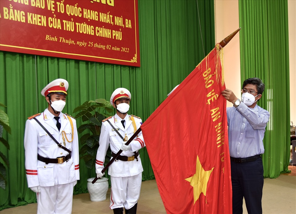 Ông Nguyễn Minh-Phó chủ tịch UBND tỉnh Bình Thuận trao Huân chương bảo vệ Tổ quốc (hạng Nhất) cho Phòng Tham mưu. Ảnh: CA