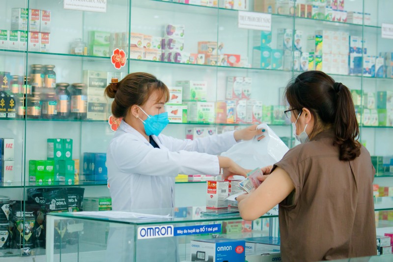 Người dân Yên Bái đến các hiệu thuốc trên địa bàn mua kit test COVID-19 về sử dụng.