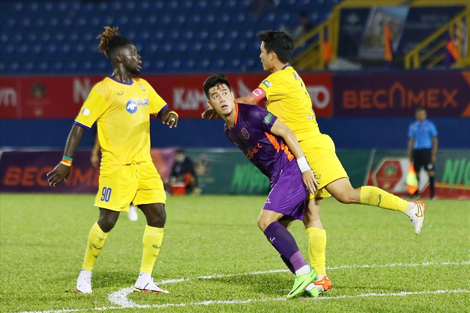 Sau bàn thua, Bình Dương cũng tạo được nhiều cơ hội, nhưng với sự vay ráp của các hậu vệ Sông Lam Nghệ An, Tiến Linh cũng như các cầu thủ bên phía Bình Dương đề không thể đưa được bóng vào lưới.