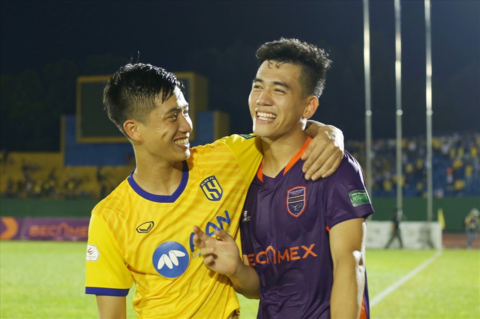 Sau khi trận đấu kết thúc, Tiến Linh và Văn Đức đã giành khá nhiều thời gian để bàn về những tình huống trong trận. Cả Văn Đức và Tiến Linh đều là tiền đạo của đội tuyển Việt Nam.