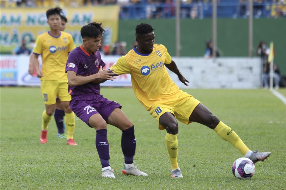 Sông Lam Nghệ An là đội tạo ra nhiều cơ hội hơn trong hiệp 1. Tuy nhiên, các ngoại binh bên phía đội bóng xứ nghệ là Olaha và Basit đều không chuyển hoá cơ hội thành bàn thắng.