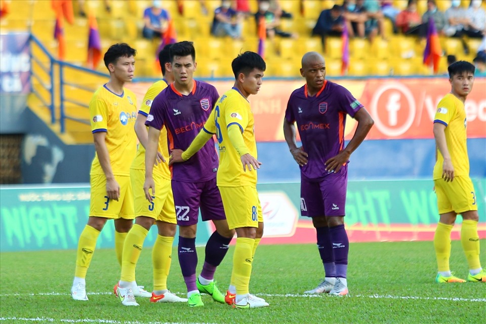 Trận đấu diễn với tốc độ chậm ngay sau tiếng còi khai cuộc. Các hậu vệ Sông Lam Nghệ An chủ động theo chặt trung phong của đội Bình Dương là Nguyễn Tiến Linh.