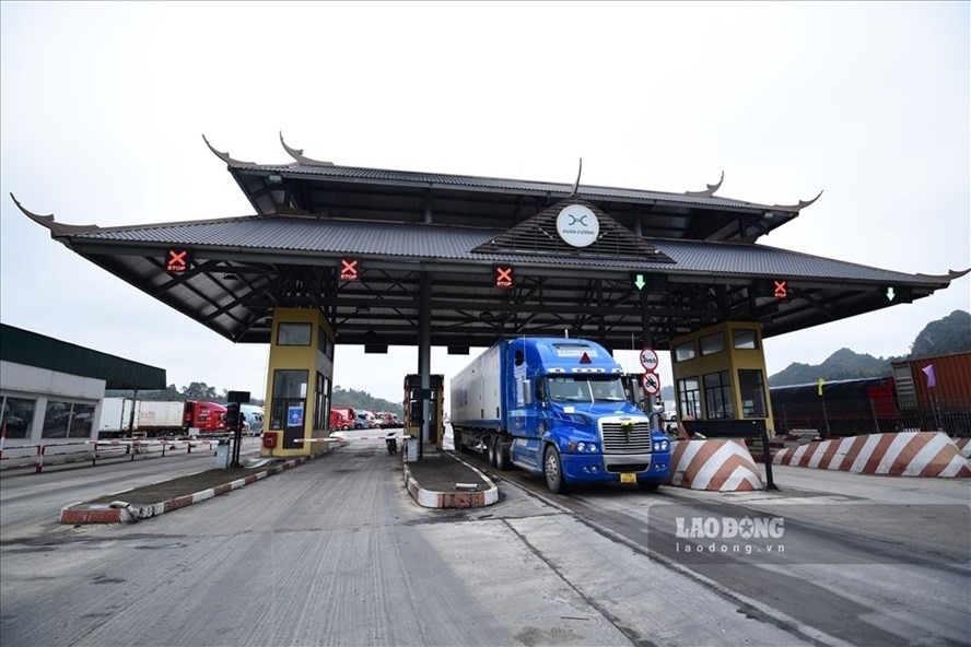 Xe chở hàng được thông quan tại Cửa khẩu Hữu Nghị, Lạng Sơn, chuẩn bị xuất khẩu sang Trung Quốc. Ảnh: Hữu Chánh