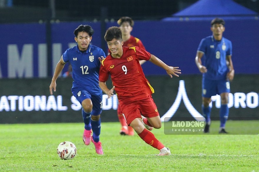 U23 Việt Nam đủ đội hình thi đấu với U23 Thái Lan trong trận chung kết. Ảnh: T.V