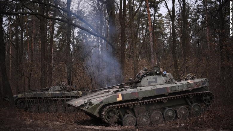 Xe chiến đấu bộ binh Ukraina ở ngoại ô Kiev đầu tuần này. Ảnh: AFP