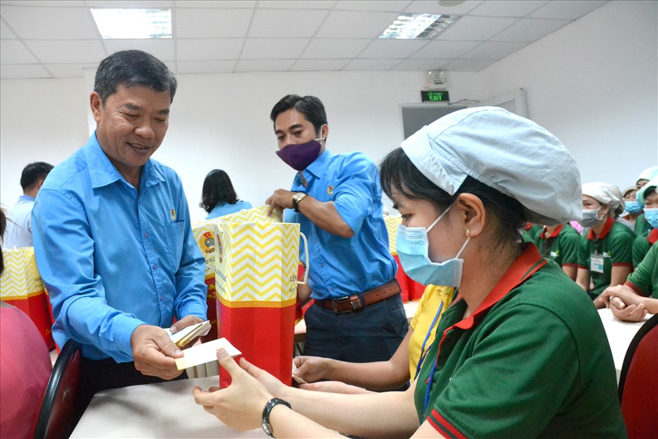 Phó Chủ tịch LĐLĐ tinhr An Giang Nguyễn Hữu Giang tặng quà cho người lao động ngành may. Ảnh: LT
