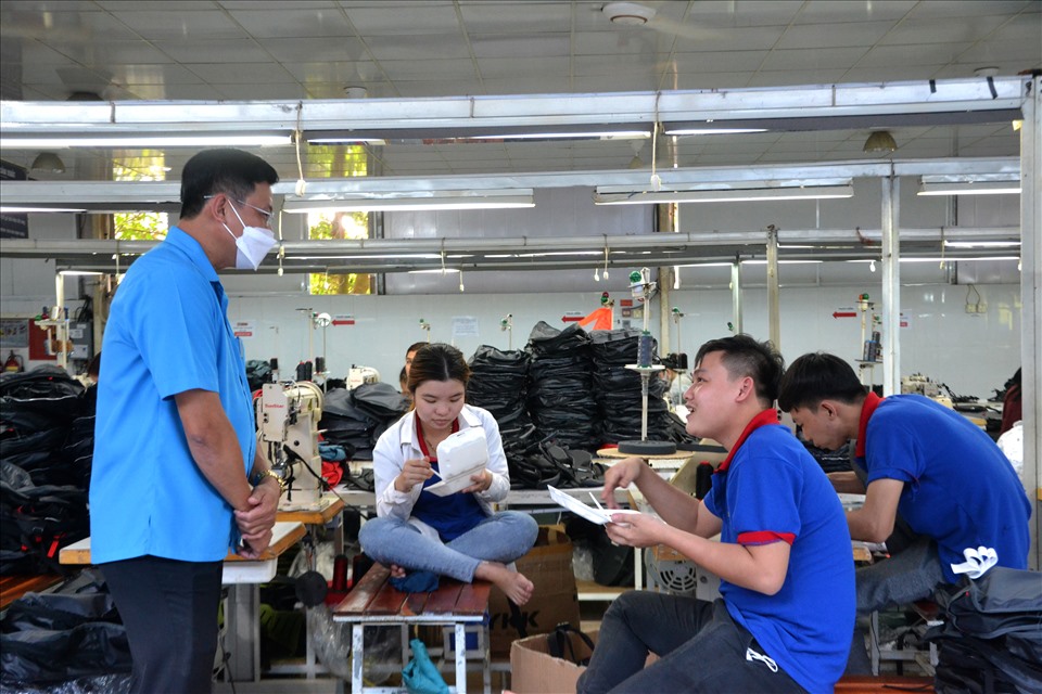 Phó Chủ tịch LĐLĐ tỉnh An Giang Nguyễn Nhật Tiến thăm hỏi người lao động trong giờ nghỉ. Ảnh: LT