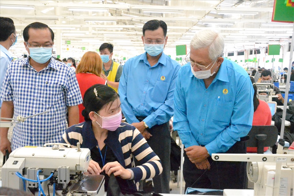 Chủ tịch LĐLĐ tỉnh An Giang Nguyễn Thiện Phú cùng đoàn công tác xuống tận nhà xưởng thăm hỏi người lao động làm việc tại Khu Công nghiệp Bình Hòa. Ảnh: LT