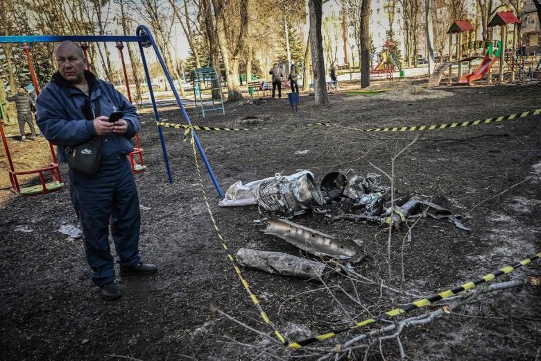 Mảnh tên lửa ở thành phố Kharkiv, miền đông Ukraina ngày 24.2. Ảnh: AFP