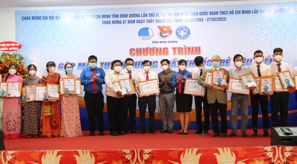 Hội Liên hiệp Thanh niên Việt Nam tỉnh Bình Dương tặng bằng khen cho bác sĩ trẻ tiêu biểu.
