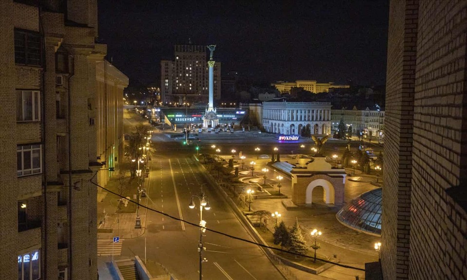Thủ đô Kiev vắng lặng trong đêm 25.2. Ảnh: Getty