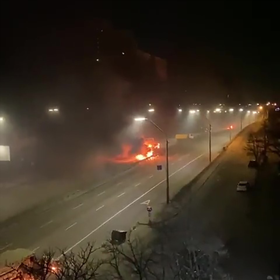 Đám cháy ở đại lộ Peremohy, Kiev, Ukraina, gần ga tàu điện ngầm Beresteiska. Ảnh chụp màn hình