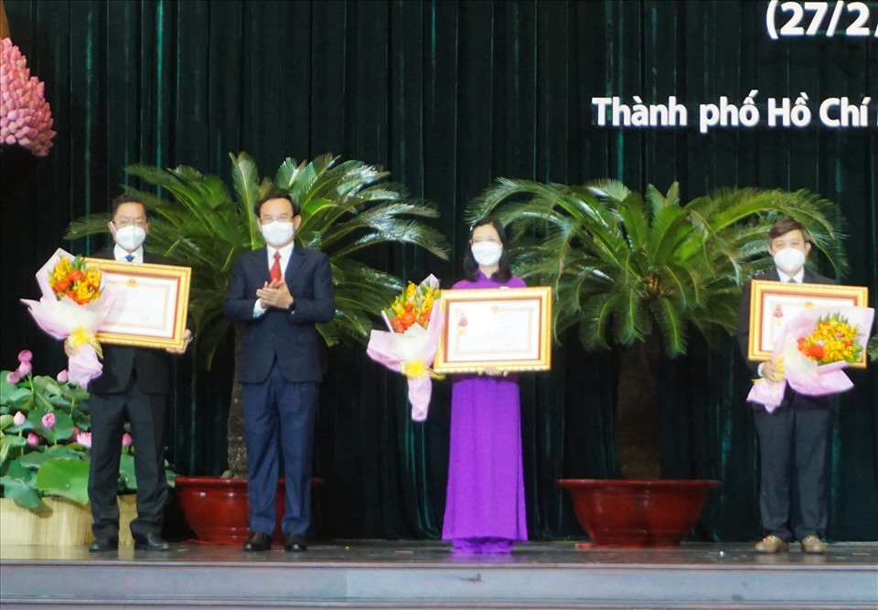 Bí thư Thành ủy TPHCM Nguyễn Văn Nên trao bằng khen của Thủ tướng cho các cá nhân có thành tích xuất ss