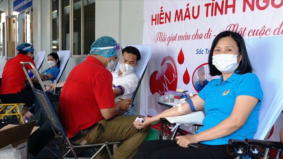 Đồng chí Trịnh Thị Bảo Khuyên - Phó Chủ tịch LĐLĐ tỉnh tham gia hiến máu tình nguyện lượt đầu tiên.