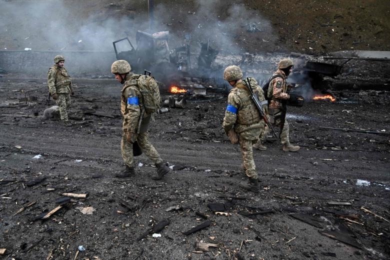 Quân nhân Ukraina thu thập các quả đạn chưa nổ ở Kiev ngày 26.2. Ảnh: AFP