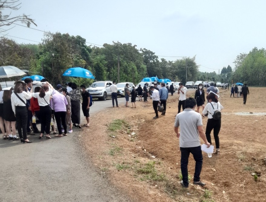 Cả trăm người tham gia vụ dựng rạp rao bán đất nền ở Lộc Khánh, Lộc Ninh, Bình Phước. Ảnh:Cơ quan chức năng cung cấp