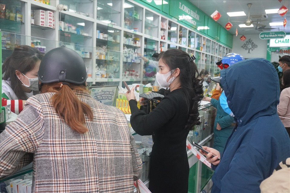 Ghi nhận của Lao Động trong 2 ngày (25 và 26.2), tại các nhà thuốc trên địa bàn TP.Thanh Hóa, không kể là sáng hay chiều, lượng người tìm đến mua thuốc rất đông. Ảnh: Q.D