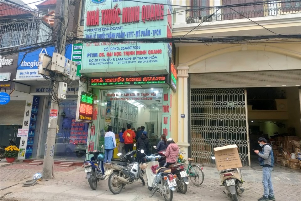 Không chỉ các hiệu thuốc lớn, mà cả những hiệu thuốc nhỏ (ở TP.Thanh Hóa) cũng luôn trong tình trạng đông kín người mua. Ảnh: Q.D