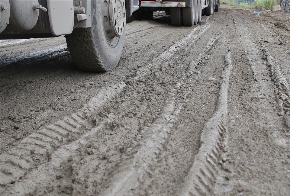 Trời không mưa, nhưng mặt đường đầy bùn đất và trơn trượt khiến các phương tiện gặp khó, nguy hiểm trong quá trình lưu thông.