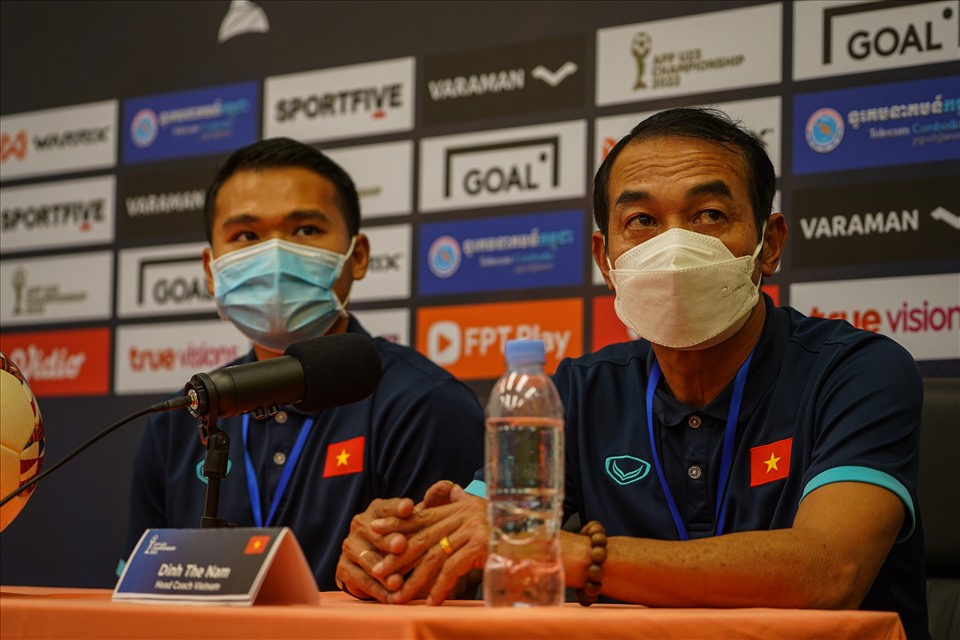 Huấn luyện viên Đinh Thế Nam (phải) lần đầu giúp U23 Việt Nam vô địch Đông Nam Á 2022. Ảnh: AFF