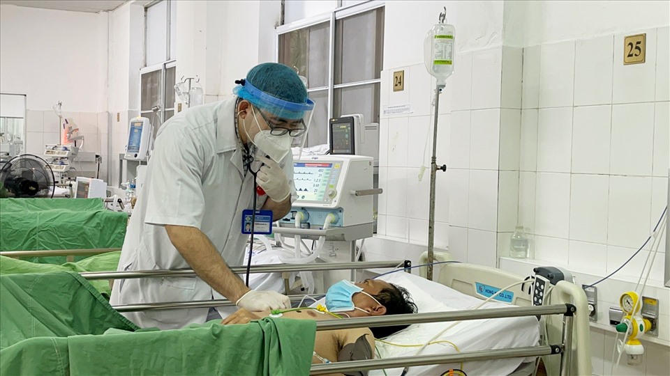 Thạc sĩ, Bác sĩ trẻ Nguyễn Hoàng Du (sinh năm 1988) - Khoa Hồi sức tích cực, Bệnh viện ĐKTƯ Cần Thơ vẫn ngày đêm làm việc, cống hiến, bảo vệ sức khỏe nhân dân.