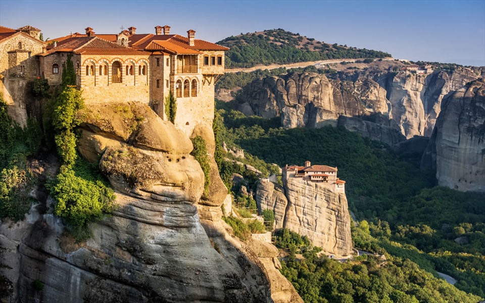 Cảnh tượng thiên nhiên hùng vĩ bao quanh tu viện là điểm thu hút khách du lịch nhất (Ảnh: Meteora Thrones)