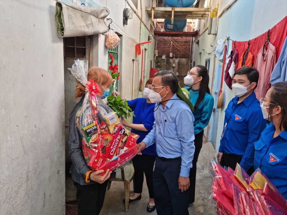 Ông Nguyễn Hữu Hiệp, Ủy viên Ban Thường vụ, Trưởng Ban Dân vận Thành ủy TPHCM thăm, tặng quà công nhân có hoàn cảnh khó khăn đang ở trọ. Ảnh: Nam Dương