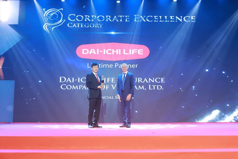Ông Trần Đình Quân - Chủ tịch kiêm Tổng Giám đốc Dai-ichi Life Việt Nam (trái) nhận giải “Doanh nghiệp xuất sắc Châu Á” (“Corporate Excellence). Ảnh P.Liên.