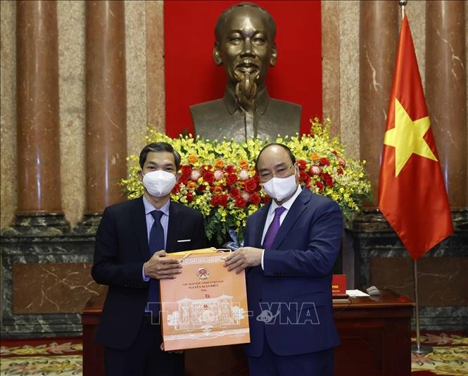 Chủ tịch nước Nguyễn Xuân Phúc tặng quà cho cán bộ y tế tiêu biểu toàn quốc.