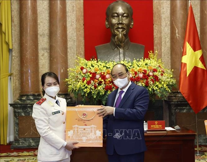 Chủ tịch nước Nguyễn Xuân Phúc tặng quà cho cán bộ y tế tiêu biểu toàn quốc.