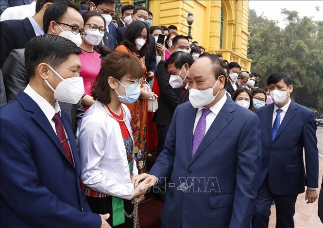 Chủ tịch nước Nguyễn Xuân Phúc với các cán bộ y tế tiêu biểu toàn quốc.