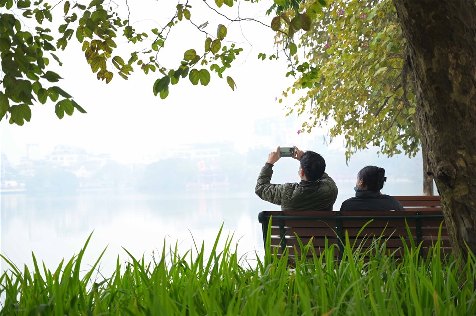 Hà Nội đang chuyển mùa, người dân cũng chuyển mình thích ứng để đi qua những ngày dịch, ai cũng mong cầu cuộc sống sớm trở lại bình thường.