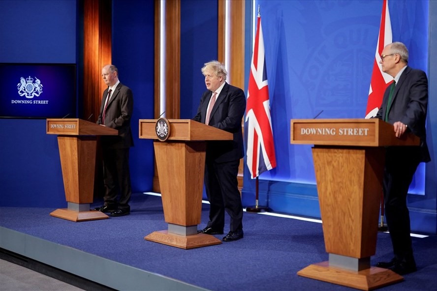 Thủ tướng Anh Boris Johnson tuyên bố sẽ chấm dứt tất cả hạn chế COVID-19 ở Anh bao gồm việc tự cách ly bắt buộc đối với F0 và xét nghiệm miễn phí. Reuters đưa tin, kế hoạch “sống chung với COVID-19” của Thủ tướng Anh Boris Johnson đã dấy lên cảnh báo rằng vẫn còn quá sớm và sẽ khiến đất nước dễ bị tổn thương bởi các biến thể virus mới. Tuy nhiên, Thủ tướng Johnson nói rằng một số biện pháp giám sát đối với COVID-19 sẽ vẫn được duy trì, cho phép phản ứng nhanh chóng với các biến thể mới có khả năng lan rộng. Ảnh: AFP