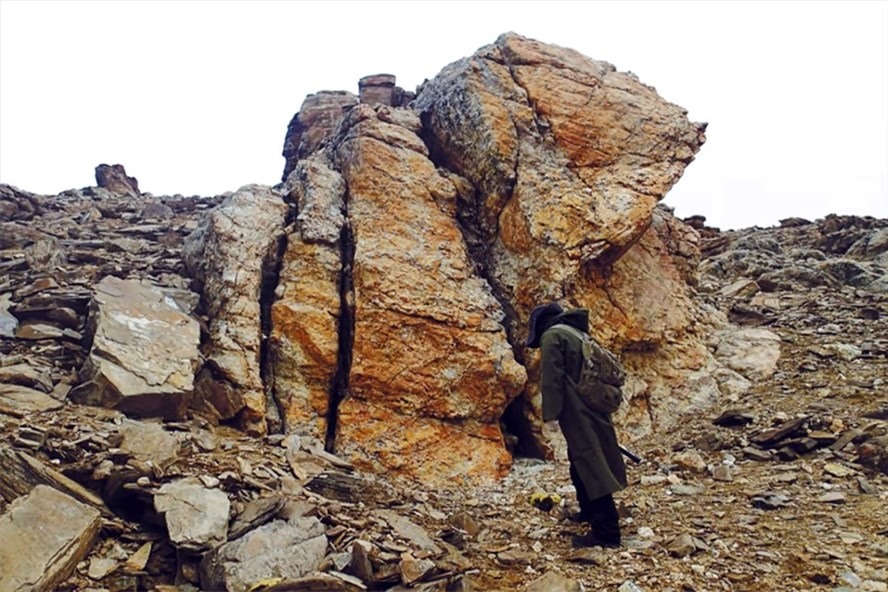 Các nhà khoa học Trung Quốc phát hiện mỏ lithium khổng lồ - được đặt tên là Qiongjiagang - ở khu vực xung quanh đỉnh núi cao nhất thế giới Everest. Việc phát hiện ra mỏ lithium có thể giúp đảm bảo nguồn tài nguyên quan trọng này. Theo nhóm các nhà khoa học từ Viện Địa chất và Địa vật lý thuộc Học viện Khoa học Trung Quốc (CAS), mỏ Qiongjiagang có thể chứa tới hơn 1 triệu tấn oxit lithium. Ảnh: CAS