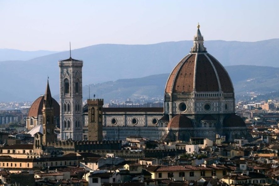 Trong tình trạng giá năng lượng tại Châu Âu đang tăng cao, thành phố Florence, Italia đã gây quỹ để chi trả tiền điện cho những người về hưu ở đây. Chiến dịch đã quyên góp được 33.000 Euro trong vài ngày đầu tiên. Theo cố vấn phúc lợi của thành phố, Sara Funaro, đã có 200 công dân tại đây và những người Florence sống ở nước ngoài qu.yên góp cho quỹ. Ảnh: AFP